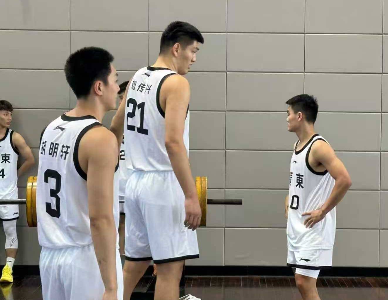 集结日体能课后;深圳男篮止住颓势备战西甲;媒体盛赞;阵容厚度经受考验的简单介绍 集结日体能课后;深圳男篮止住颓势备战西甲;媒体盛赞;阵容厚度经受考验的简单介绍