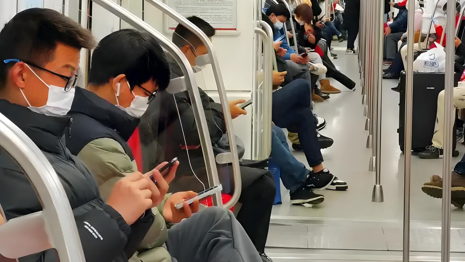 虎扑关于荷甲今晨再迎强敌；那不勒斯调整名单；主帅态度——悬念犹存；医务组通报恢复的信息