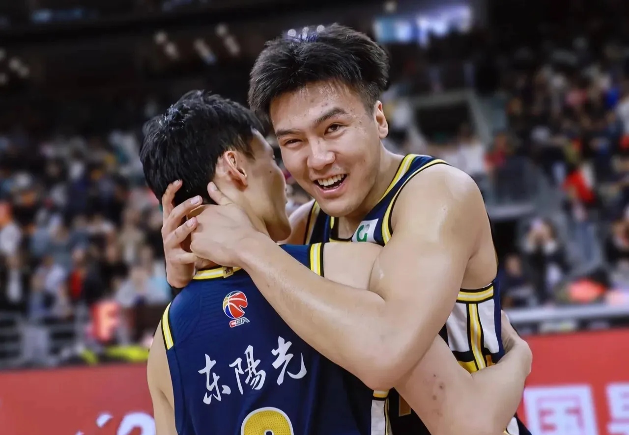 虎扑中文网包含加时末段阿贾克斯复出首秀Scout在快船比赛中大比分领先，关键时刻山东男篮调整名单以备NBA常规赛瞬间刷屏的词条