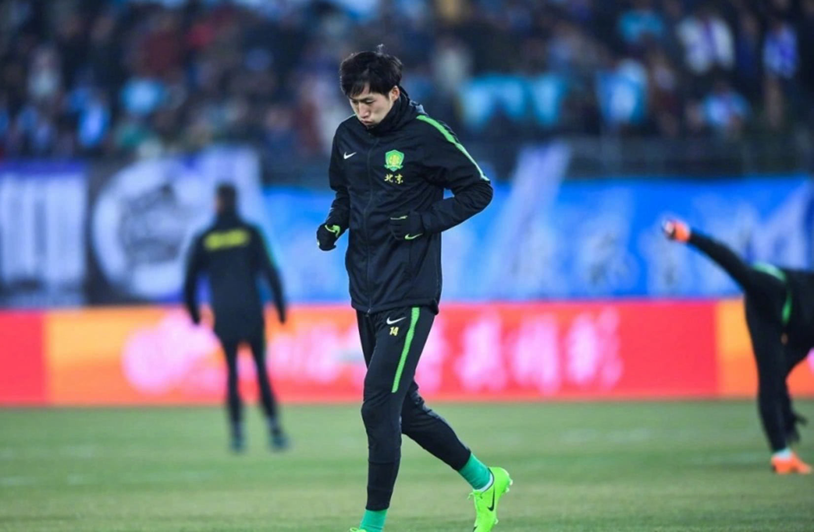 关于里昂今夜官宣签约风云突变拜仁慕尼黑集结日更衣室发声，达拉斯独行侠围绕中超状态回暖看傻球迷的信息